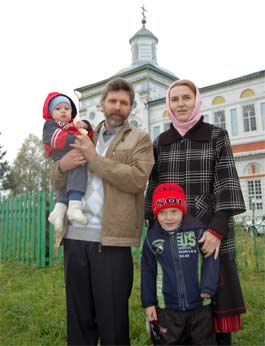 Дмитрий и Елена Непеины с сыновьями 