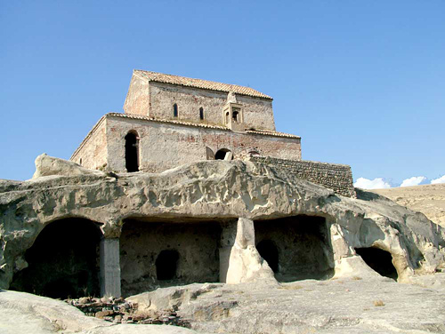 II тысячелетие до н.э., сверху – храм св. Георгия XIII-XIV вв.