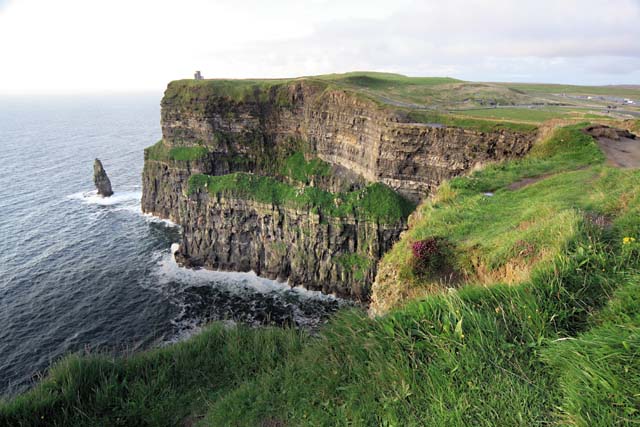 Скалы Мохер в графстве Клер — истинная природная жемчужина Ирландии. В XIX веке на самом мысу скалы была построена башня О’Брайан. В хорошую погоду с ее стен видны Аранские острова, излюбленное место ирландских монахов