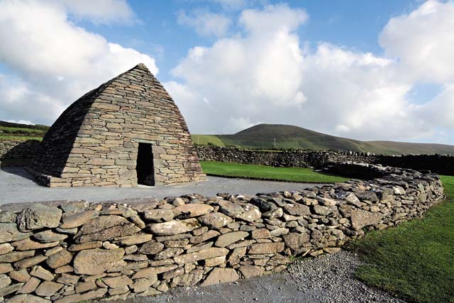 Часовня Галларус в графстве Керри (около VI века) — один из лучших образцов раннехристианской церкви Ирландии. По форме напоминает перевернутую лодку