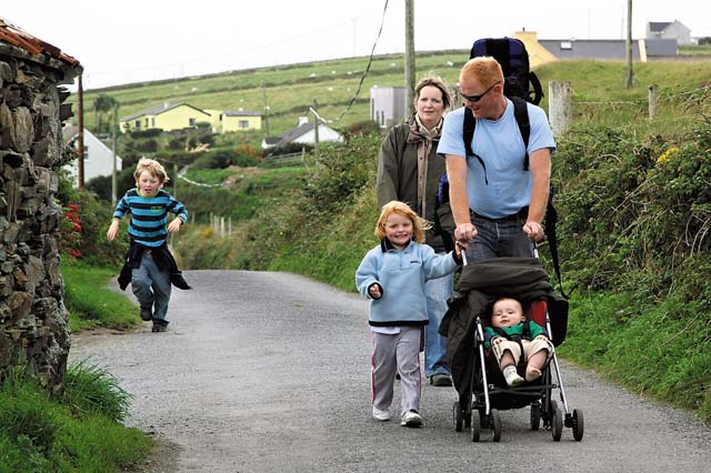 Дорожки к развалинам древних обителей никогда не зарастают. Любовь к своему прошлому ирландцам привита с детства