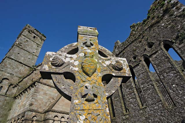 Знаменитый кельтский крест в круге — символ ирландского христианства. Круг в этих массивных конструкциях играл чисто техническую роль, поддерживая каменные рукава. Позже стал восприниматься как символ вечности