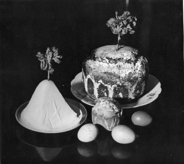 ​A Pascha cake and a Russian paskha curd cheese, in the 1970s.