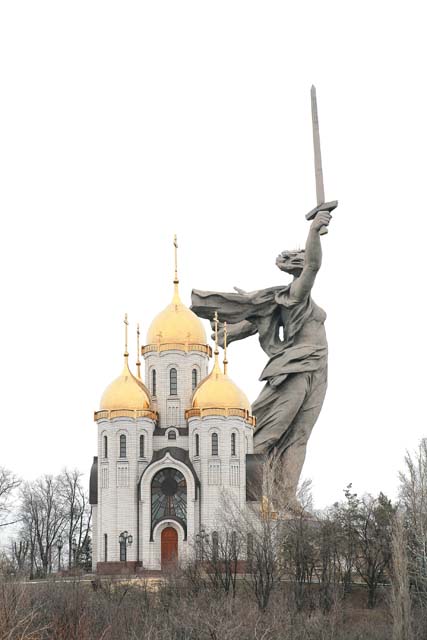 За храмом Всех Святых возвышается главный монумент Мамаева кургана.Фото Владимира Аксенова 