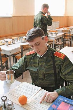 Жизнь в суворовском училище исключает праздность. Поэтому обед — не повод расставаться с нотами...