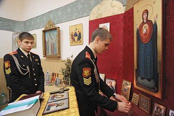 Желающие приходят в «православную комнату» для молитвы — утреннего правила. 