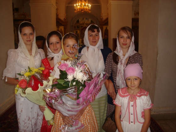 Матушка Елена с дочерьми и племянницей о.Анатолия (слева)