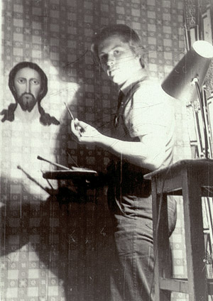 Игорь Давыдов у нарисованного им на стене лика Христа