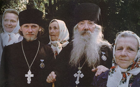1000-летие Крещения Руси. Архимандрит Павел (Груздев) и иерей Анатолий Денисов (стоит слева)