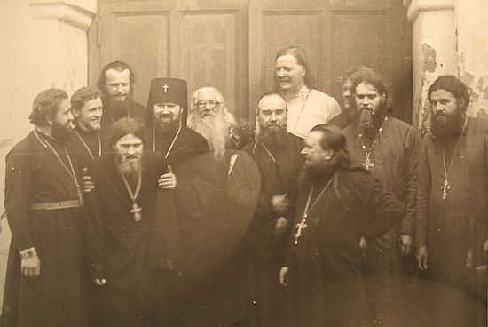 Владыка Платон и старец Павел (Груздев) с духовенством. Второй слева &ndash; о. Анатолий Денисов