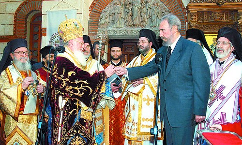 Фидель Кастро передаёт ключ от церкви св. Николая Константинопольскому Патриарху Варфоломею