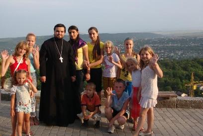 Дети-паломники с о.Аркадием на горе Бещтау в Второ-Афонском монастыре
