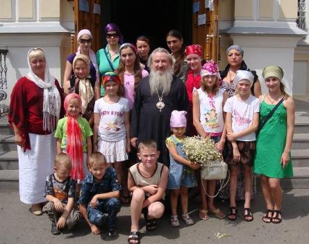 Архиепископ Ставропольский и Владикавказский Феофан с группой детей – паломников.