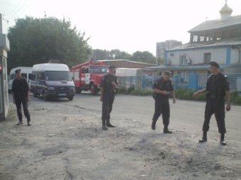 Police at the scene of the explosion. Photo by Olesya Markovetz, Zaporozhe Reporter.