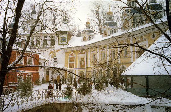 Успенская площадь Псково-Печерского монастыря. Фото автора