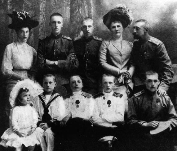 Крайняя слева -Татьяна (верхний ряд) – 1911