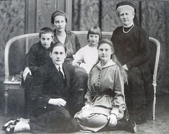 Верхний ряд – Татьяна с детьми и ее мать. Бельгия. 1921 год. Справа внизу – Вера.
