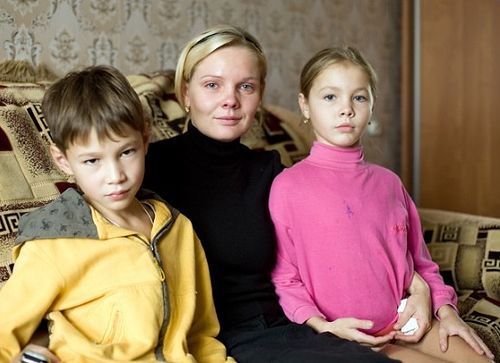 Матушка Ольга Чекменева с детьми Еленой и Кириллом