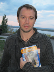 Артист Евгений Миронов держит Православный журнал «Лампада»