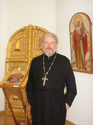 Организатор выставки настоятель храма Живоначальной Троицы в Хохлах протоиерей Алексий Уминский