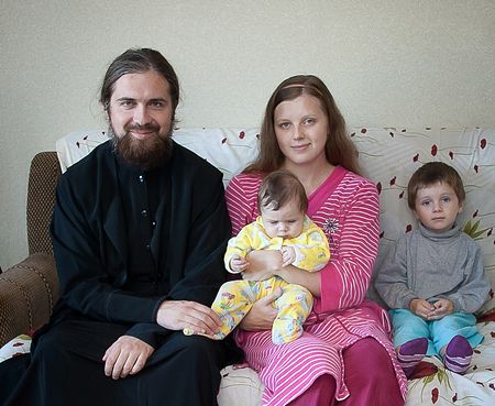Священник Василий Куценко с семьёй. Фото: Артем Коренюк 