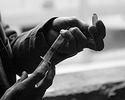 Количество наркоманов (не людей, пробовавших наркотики!) исчисляется, по данным Минздрава, сотнями тысяч (фото: ИТАР-ТАСС)