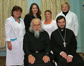 Загрузить увеличенное изображение. 500 x 396 px. Размер файла 54084 b.
 Медики, отец Федор, председатель ОЦБСС епископ Пантелеимон (Шатов), заместитель председателя ОЦБСС Марина Васильева