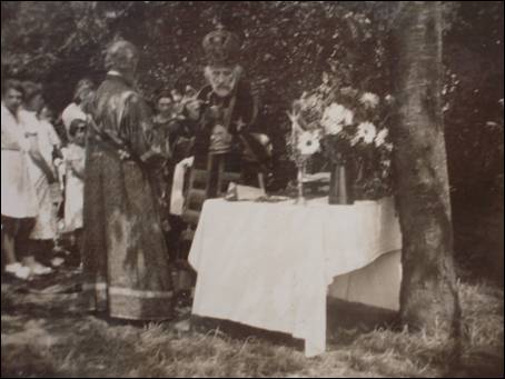 Архиепископ Александр причащает детей в летнем лагере. Фото 1936 г. АРЭ