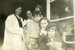 Костя Нечаев (в центре) с мамой, сестрами и племянниками. 1936 г.