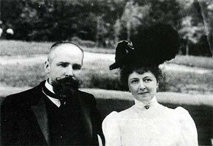 Загрузить увеличенное изображение. 500 x 343 px. Размер файла 18668 b.  Stolypin and his wife, Olga Borisovna. 1906.