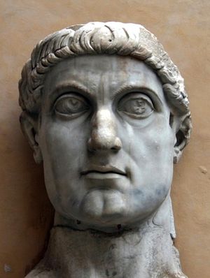 Фрагмент капитолийского колосса (статуи императора Константина). Капитолийские музеи. Двор Плаццо деи Консерватори