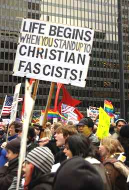 Демонстрация в поддержку гомосексуалистов в Нью-Йорке. Текст на плакате: «Жизнь начинается, когда ты восстаешь против христиан-фашистов!»