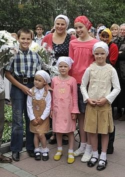 Матушка Анна Ромашко с детьми