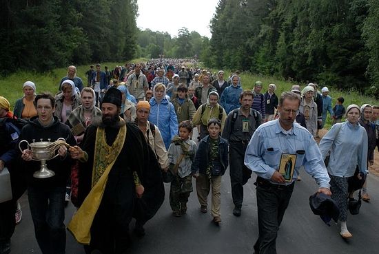 Освящение самой земли во время Крестного хода. Фото: Сергей Воронин