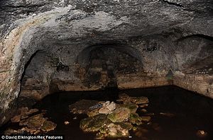Загрузить увеличенное изображение. 634 x 419 px. Размер файла 97572 b.
Jordanian cave in which the ancient texts were discovered.