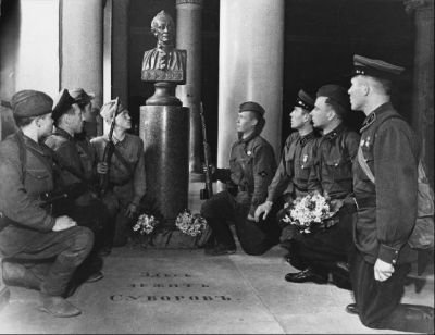 1941 г.Бойцы принимают присягу у могилы А.В. Суворова в Благовещенской усыпальнице Александро-Невской лавры