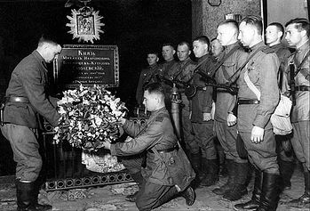 Возложение цветов на могилу М. И. Кутузова. 1943 г. 