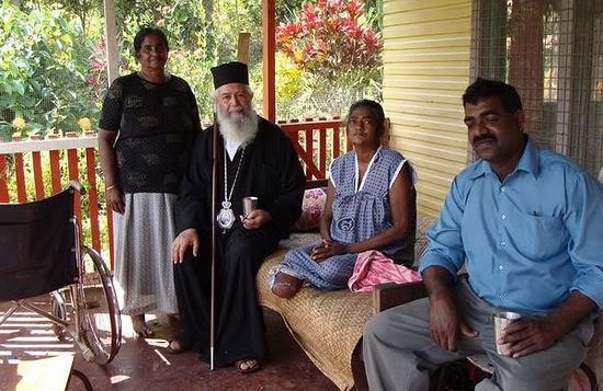Митрополит Амфилохий с индийской семьей. Фото: www.ecp-metnz.org.nz