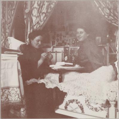 В спальне Государыни. С Анной Вырубовой. 1913 год 