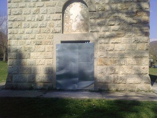 Вход в храм закрыт жестью, май 2011 г.