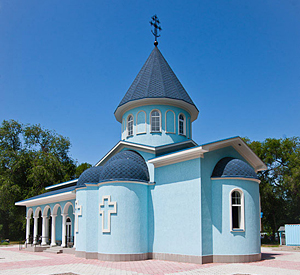 Храм во имя святых Царственных Страстотерпцев на Митрополичьем подворье в поселке Ключи (Карабулак) Талгарского района Алматинской области
