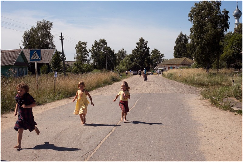 Дети бегут встречать ходоков . Фото: Екатерина Соловьева