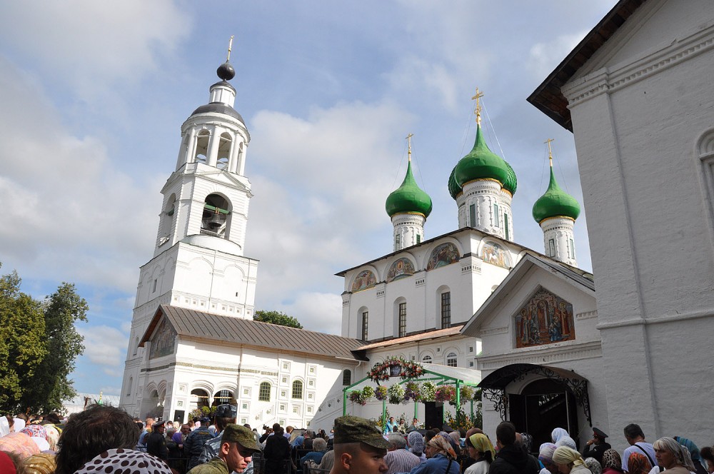 Перед Введенским собором Толгского монастыря. Фото: Мария Соколова / Православие.Ru