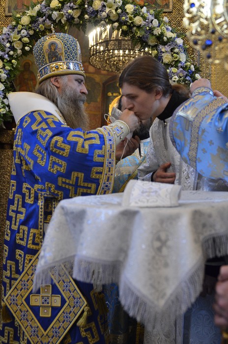 Архиепископ Феогност вручает рукоположенному им иеродиакону Никите поручи. Фото: А.Камальдинов / Православие.Ru