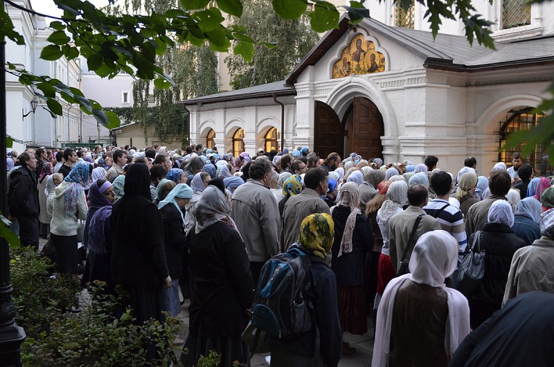Народ, не поместившийся в храме. Фото: А.Камальдинов / Православие.Ru