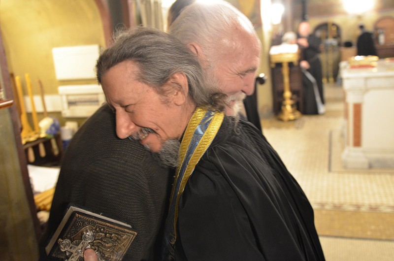 Иеромонах Иов (Гумеров) поздравляет Владимира Крупина. Фото: А.Камальдинов / Православие.Ru