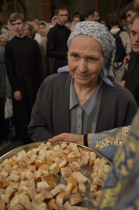 На помазании в храме. Фото: А.Поспелов / Православие.Ru