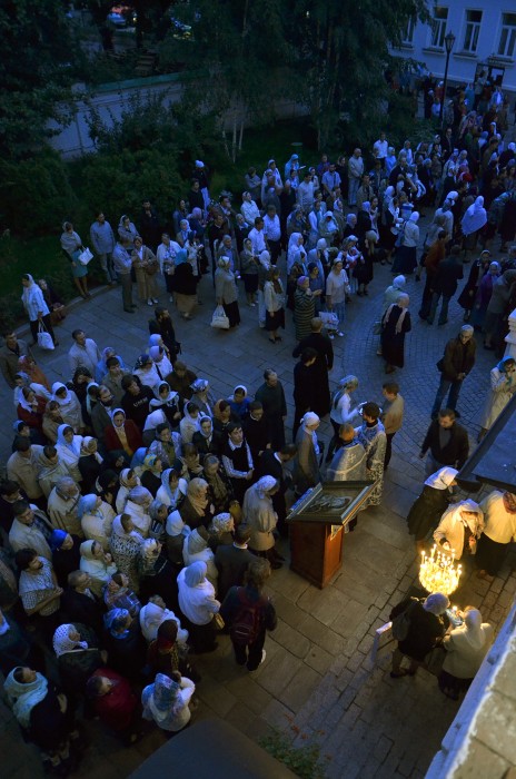 На помазании на улице. Фото: А.Поспелов / Православие.Ru