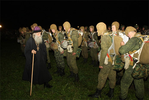 7 сентября 2011 г. Батюшка благословляет воинов на учениях Псковской дивизии