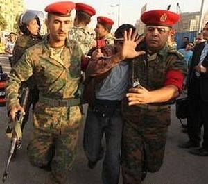 В среду в интернет было выложено видео: военные полицейские избивают и тащат коптов, проводивших сидячую забастовку перед зданием государственного телевидения в Каире.